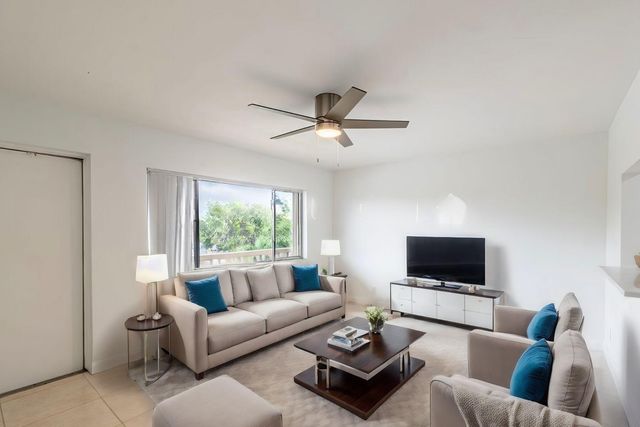 $1,425 | 555 Purdy Lane, Unit 316 | Palm Springs Village