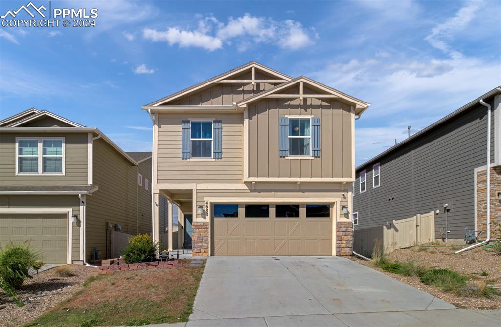 Craftsman house with a garage