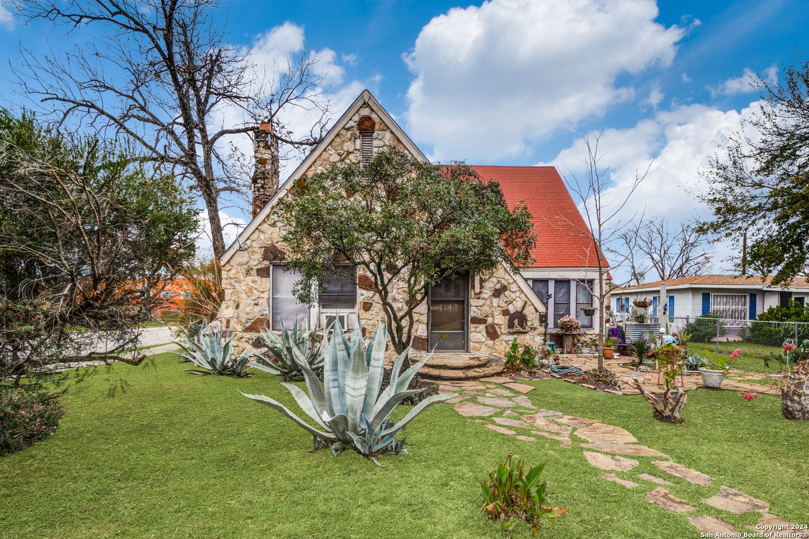 a view of a house with a yard