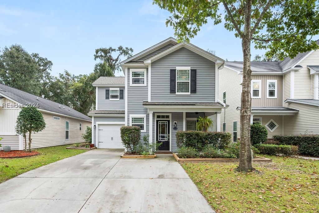 View of front facade featuring a front lawn and a