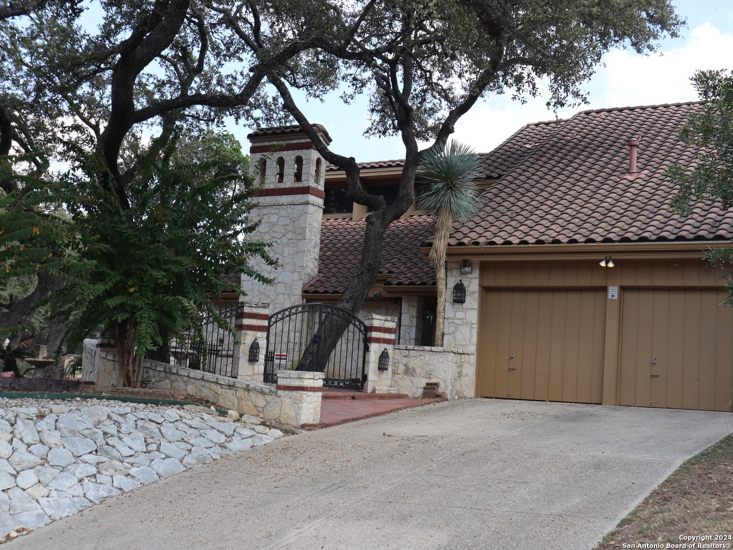 a view of a house with a yard and garage