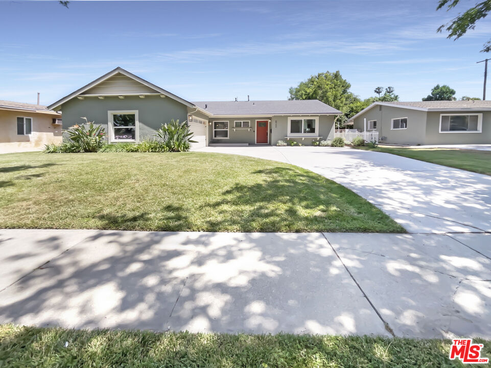 a view of a yard in front of house