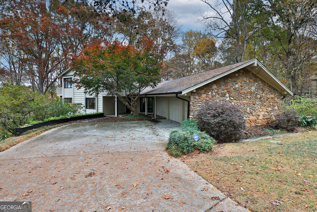 a view of a house with a yard