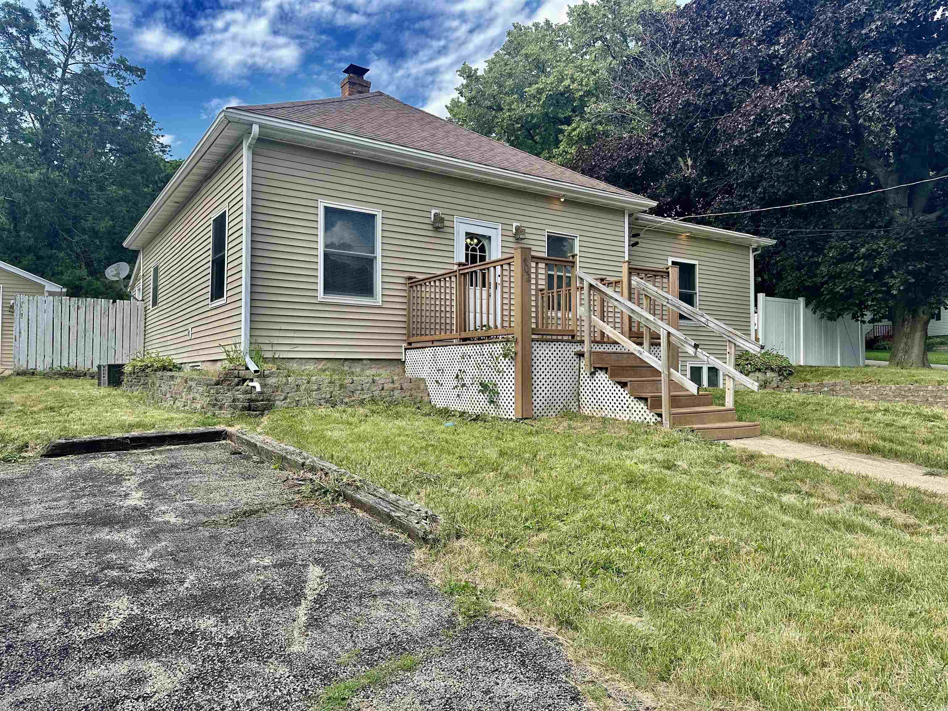 a view of a house with backyard