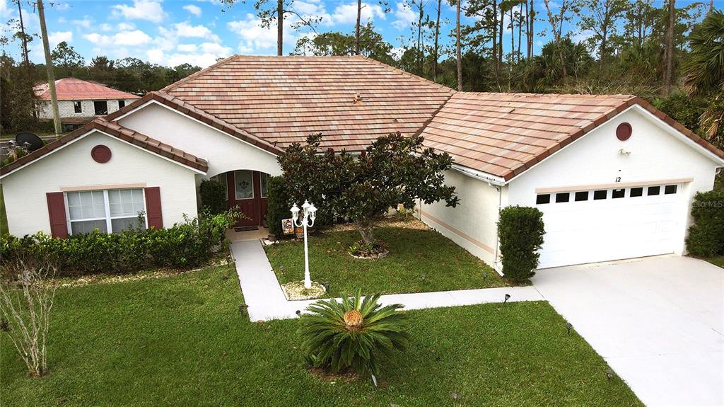 a view of a house with a yard