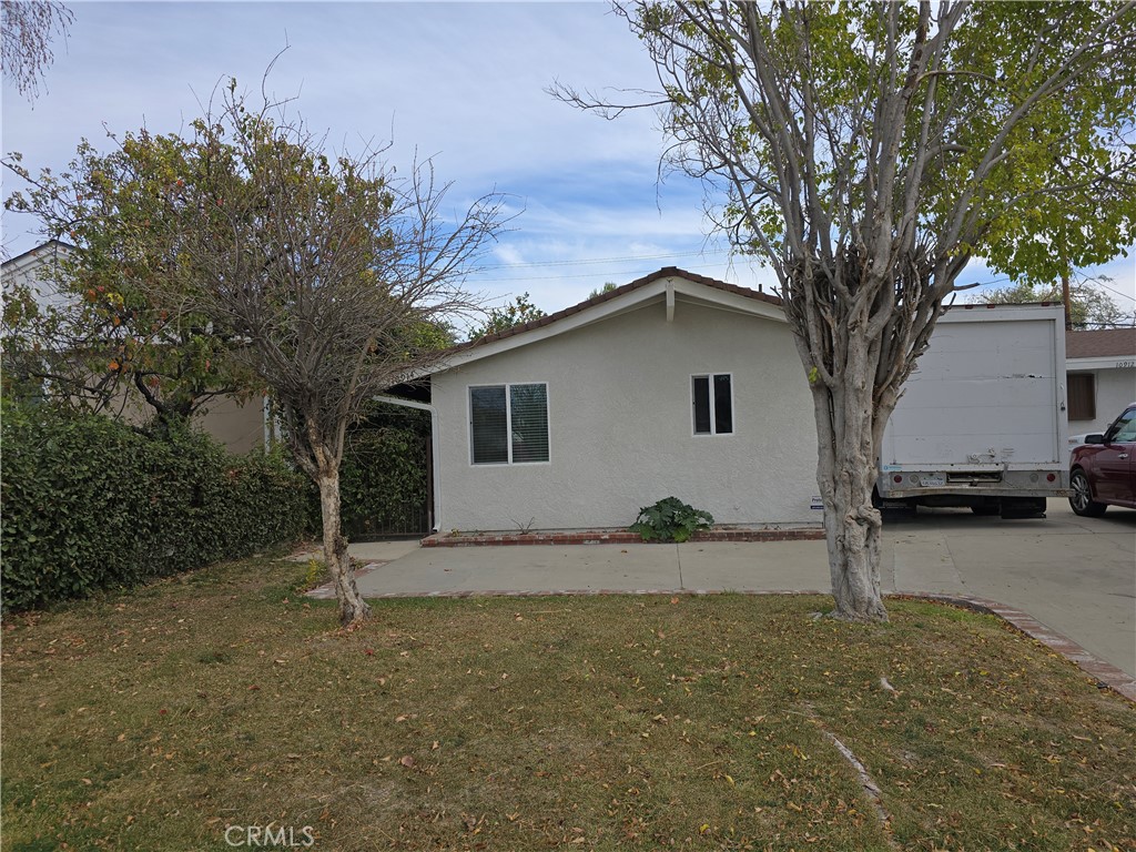 a view of a house with a yard