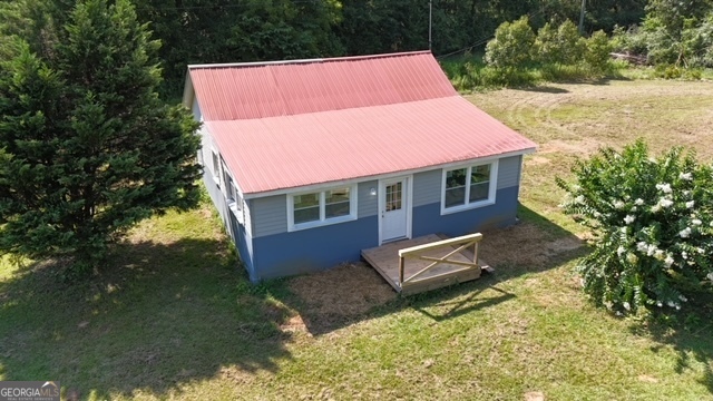 a view of a house with backyard and sitting area