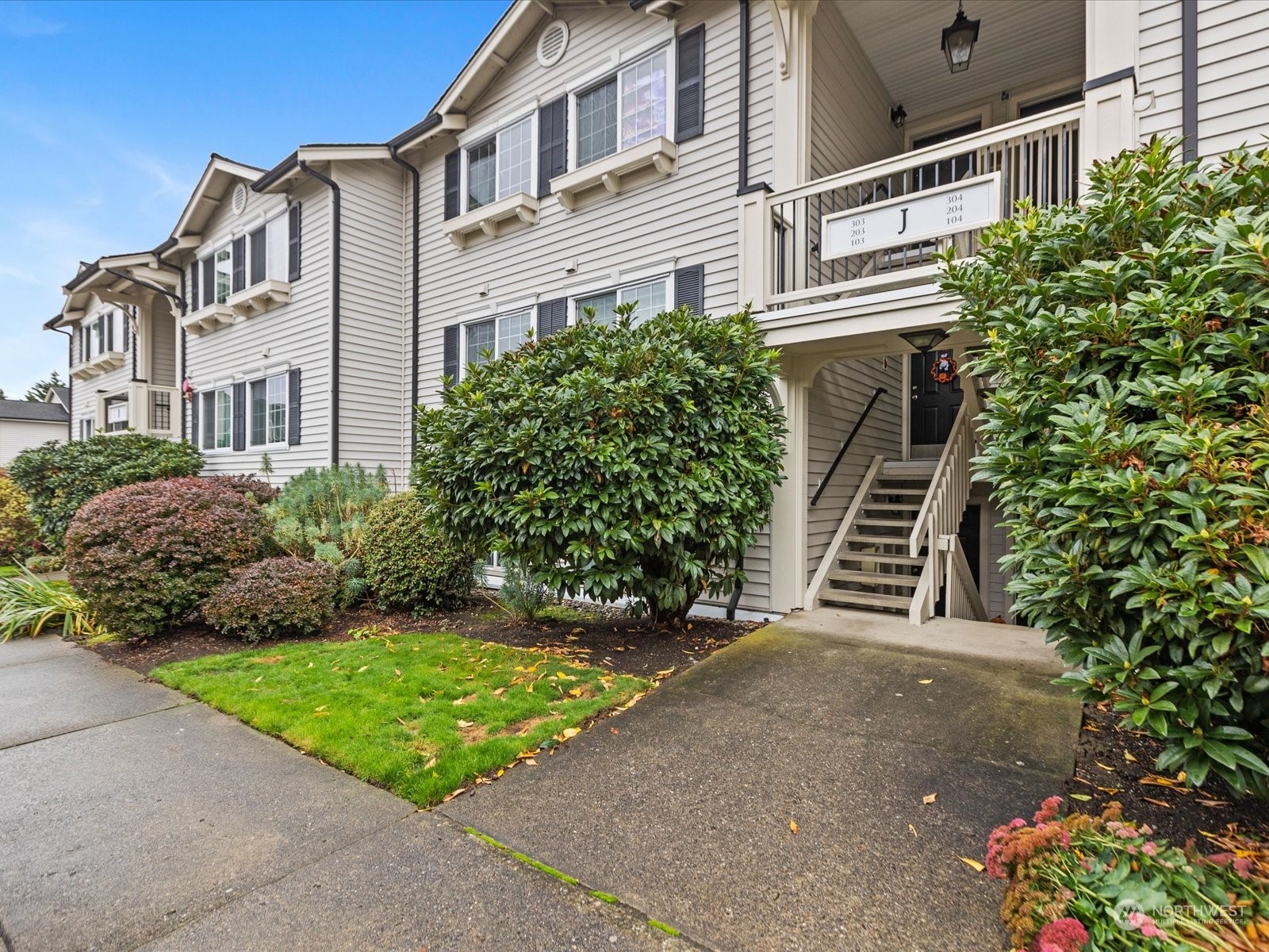 a view of a front of house with a yard