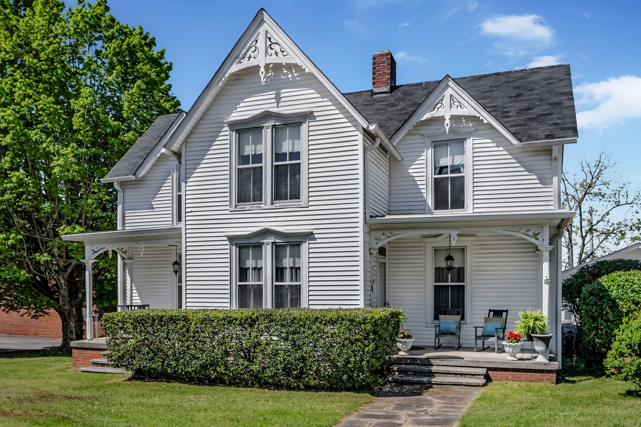 a view of a house with a yard