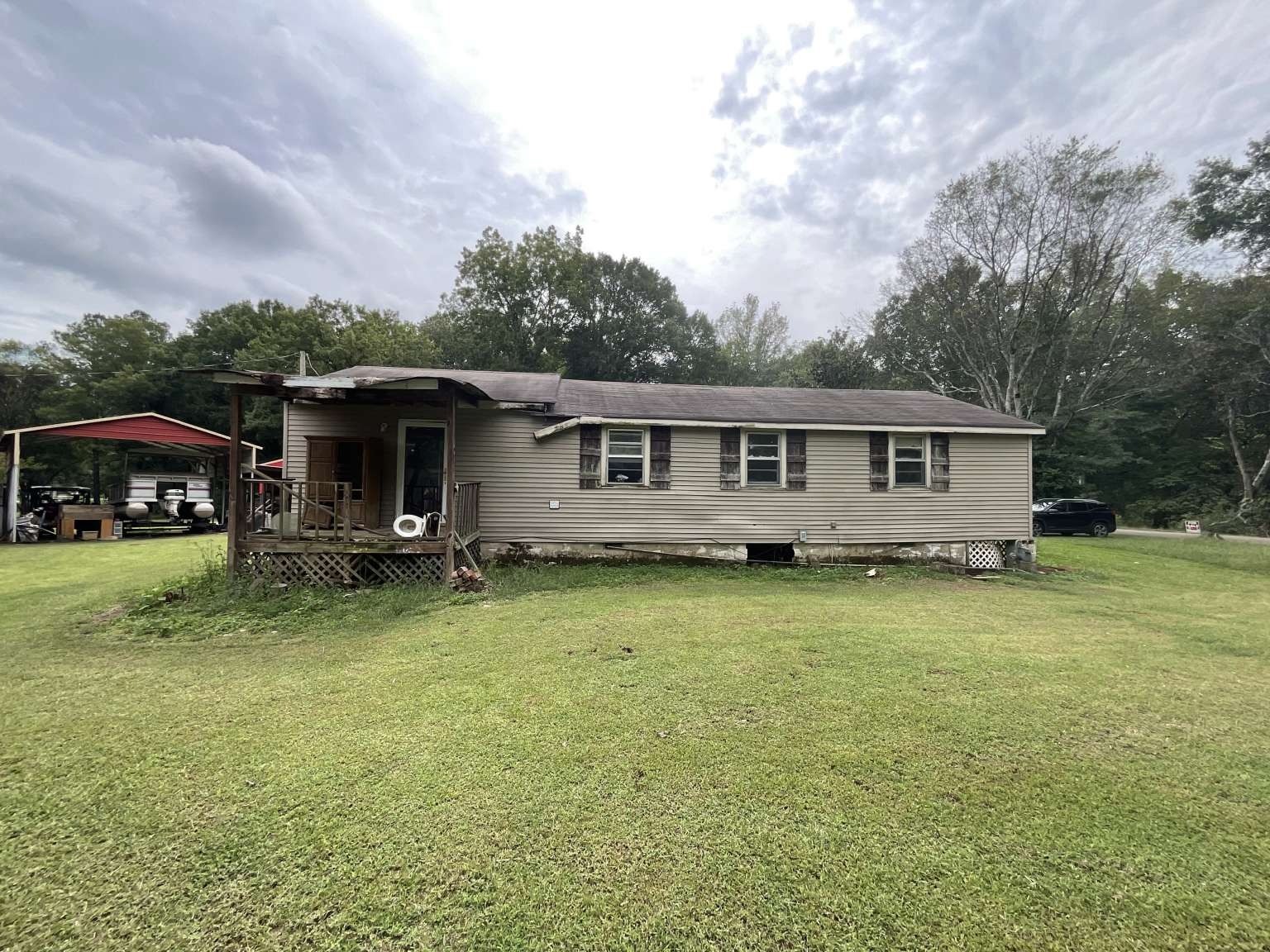 a view of a house with a yard