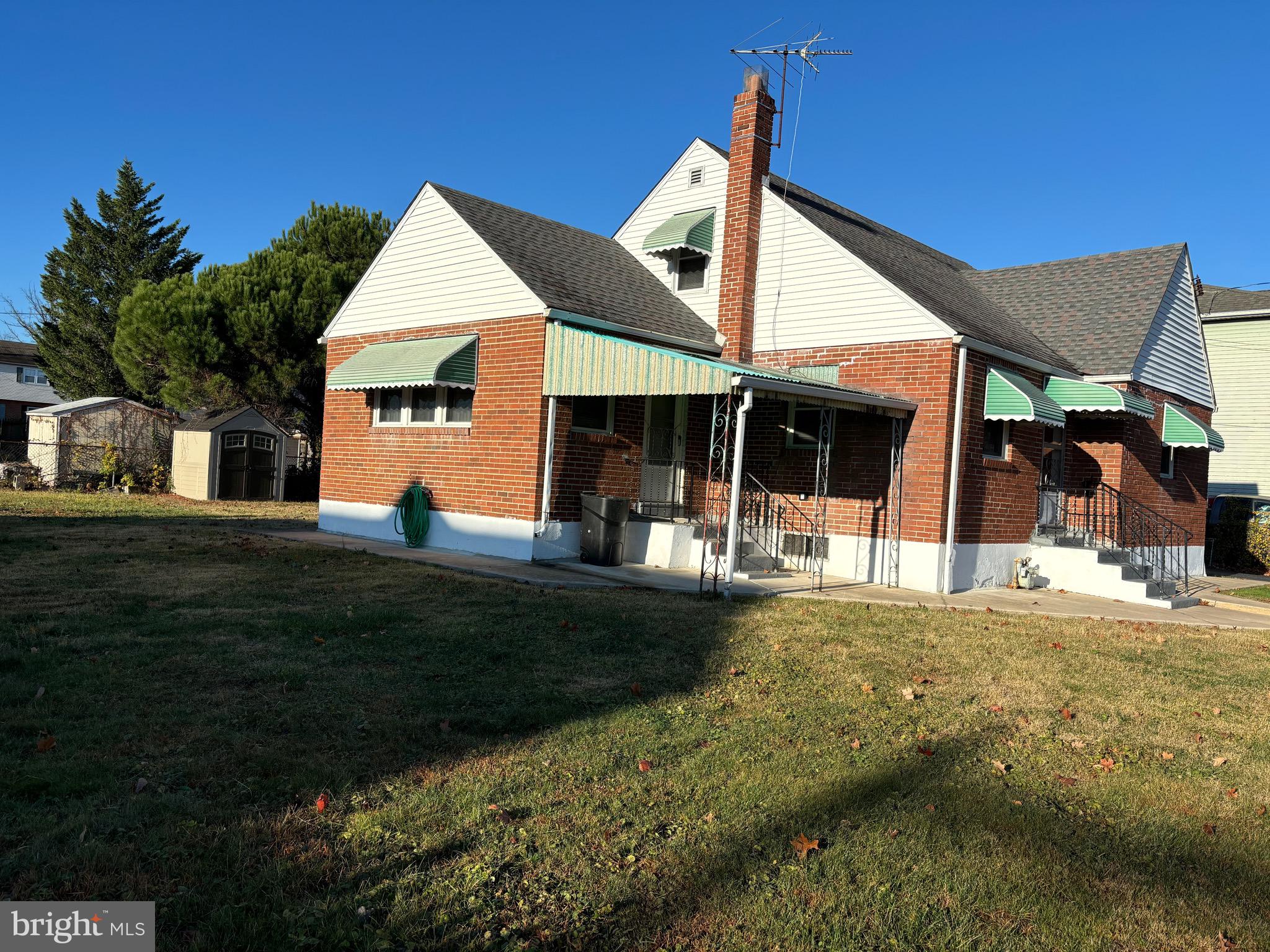 a view of a house with backyard and trees