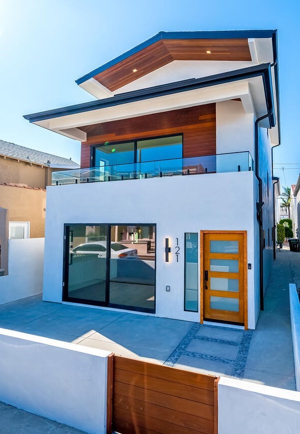 a view of an entryway of the house