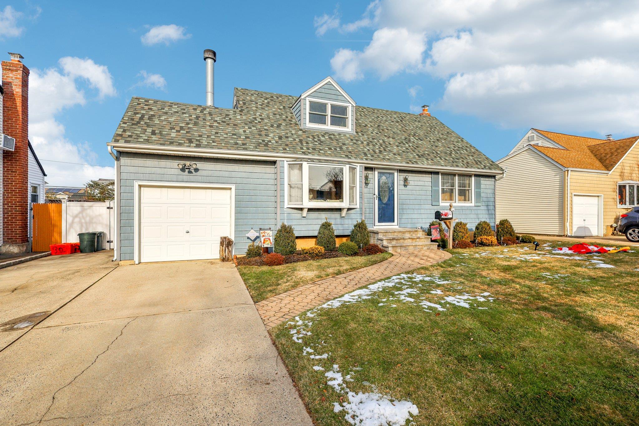 View of front facade with a front yard and a garage