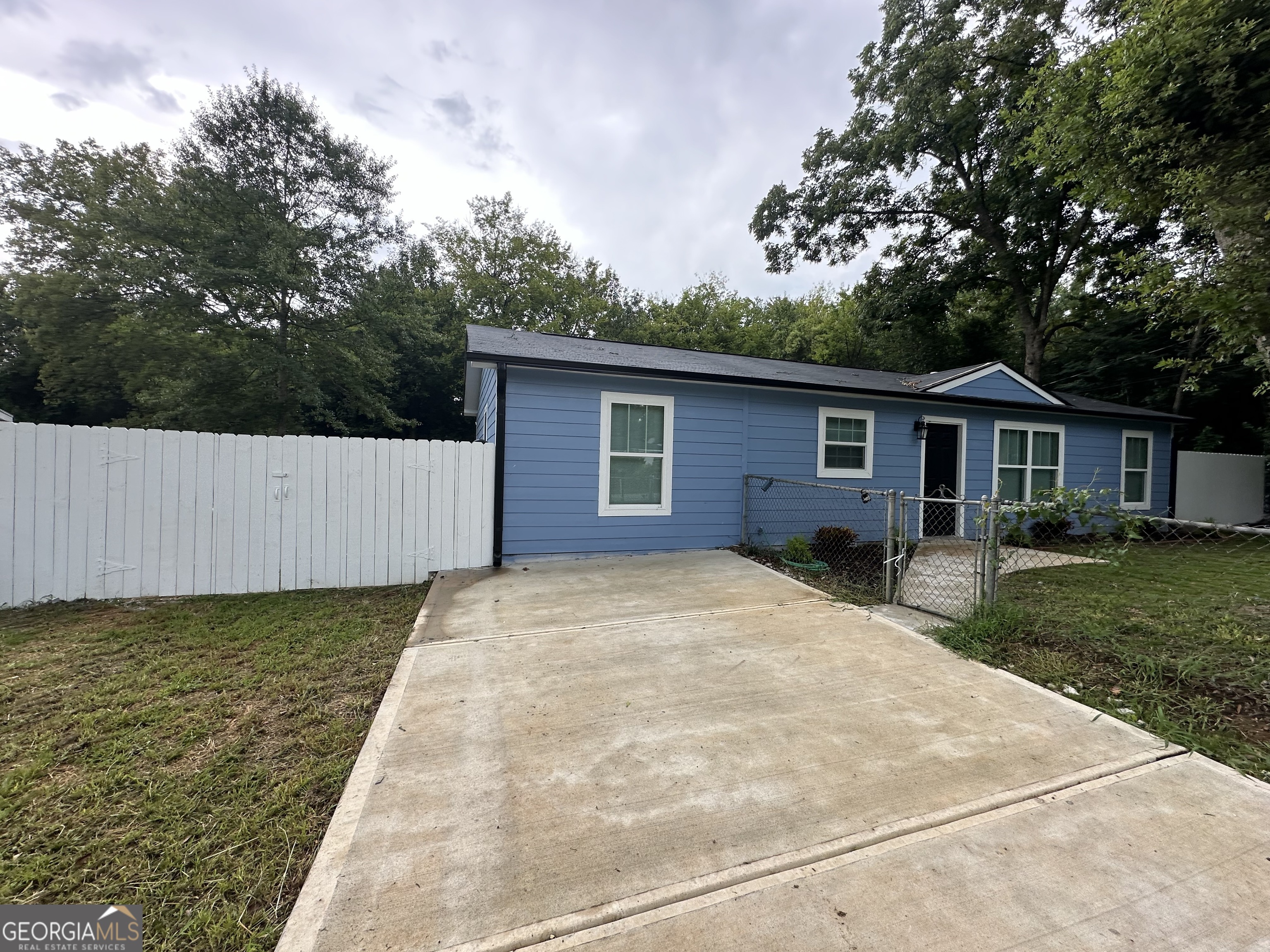 a view of a house with a yard