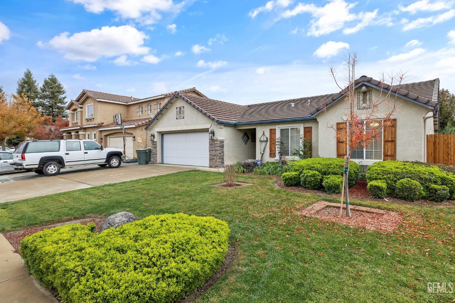 a view of a front of house with a yard