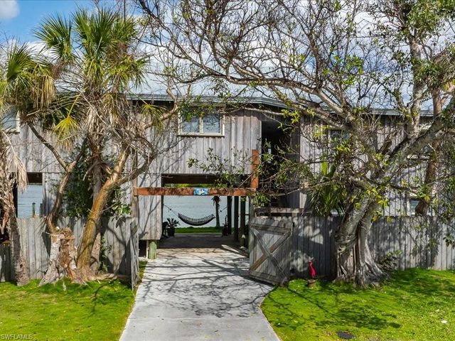 $1,399,000 | 230 Harbor Place North | Goodland