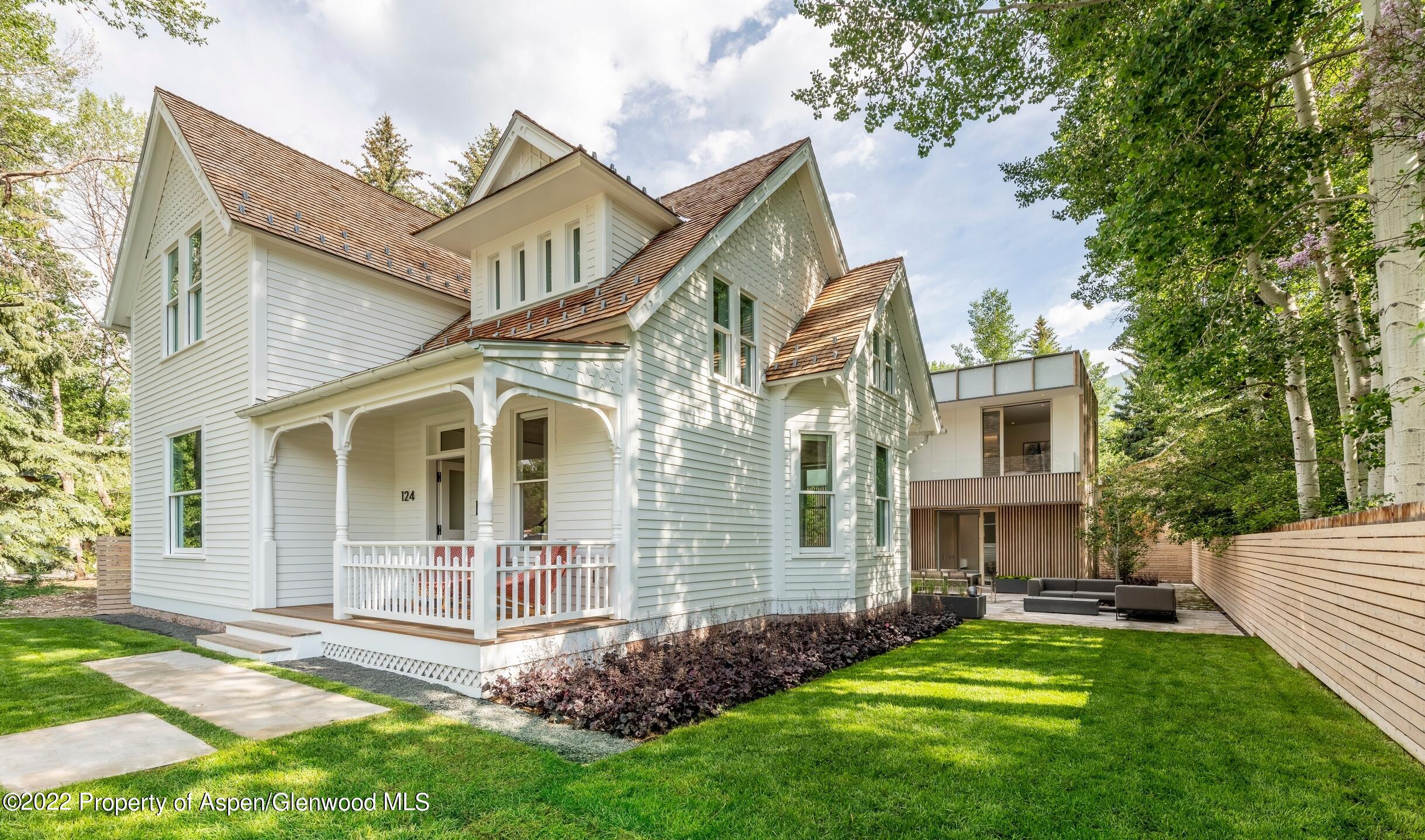 a view of a front of house with a yard