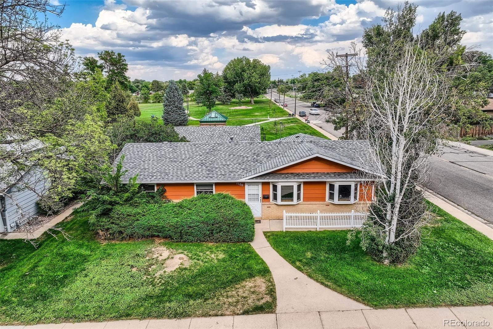 a view of a yard in front of house