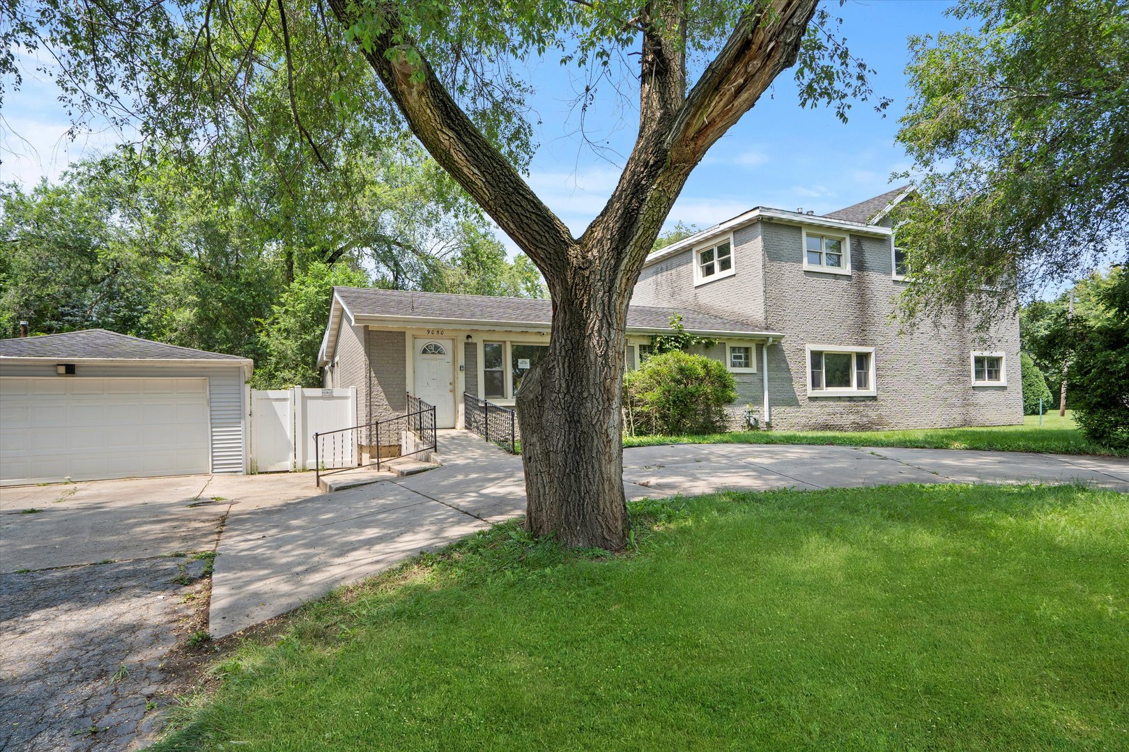 a view of a house with a yard