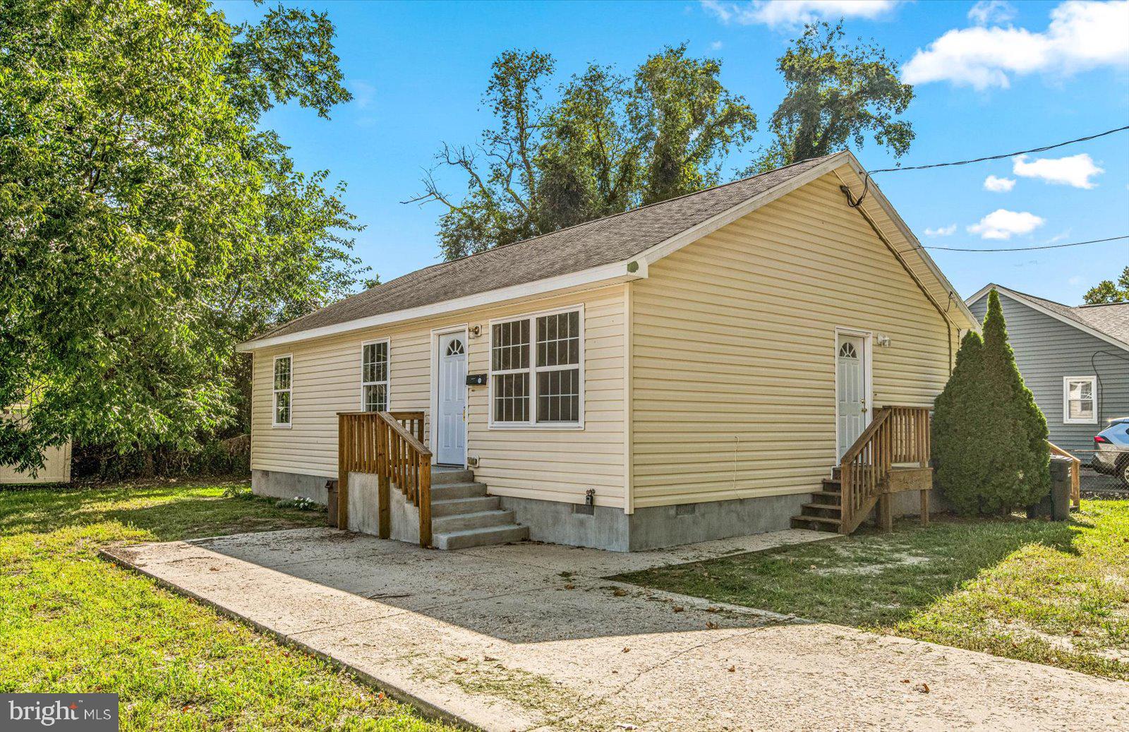 a view of a house with backyard