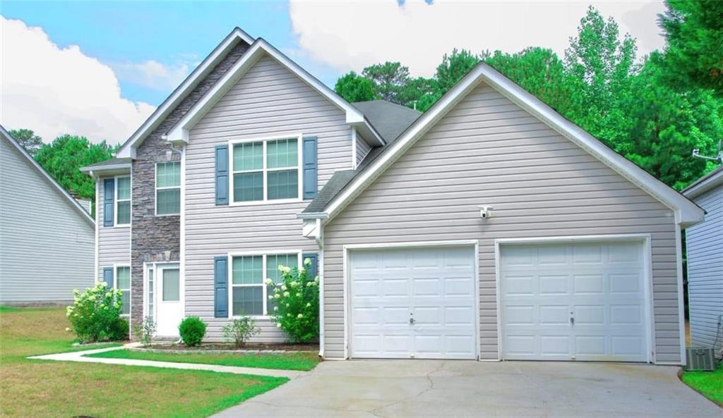 a view of a house with a yard