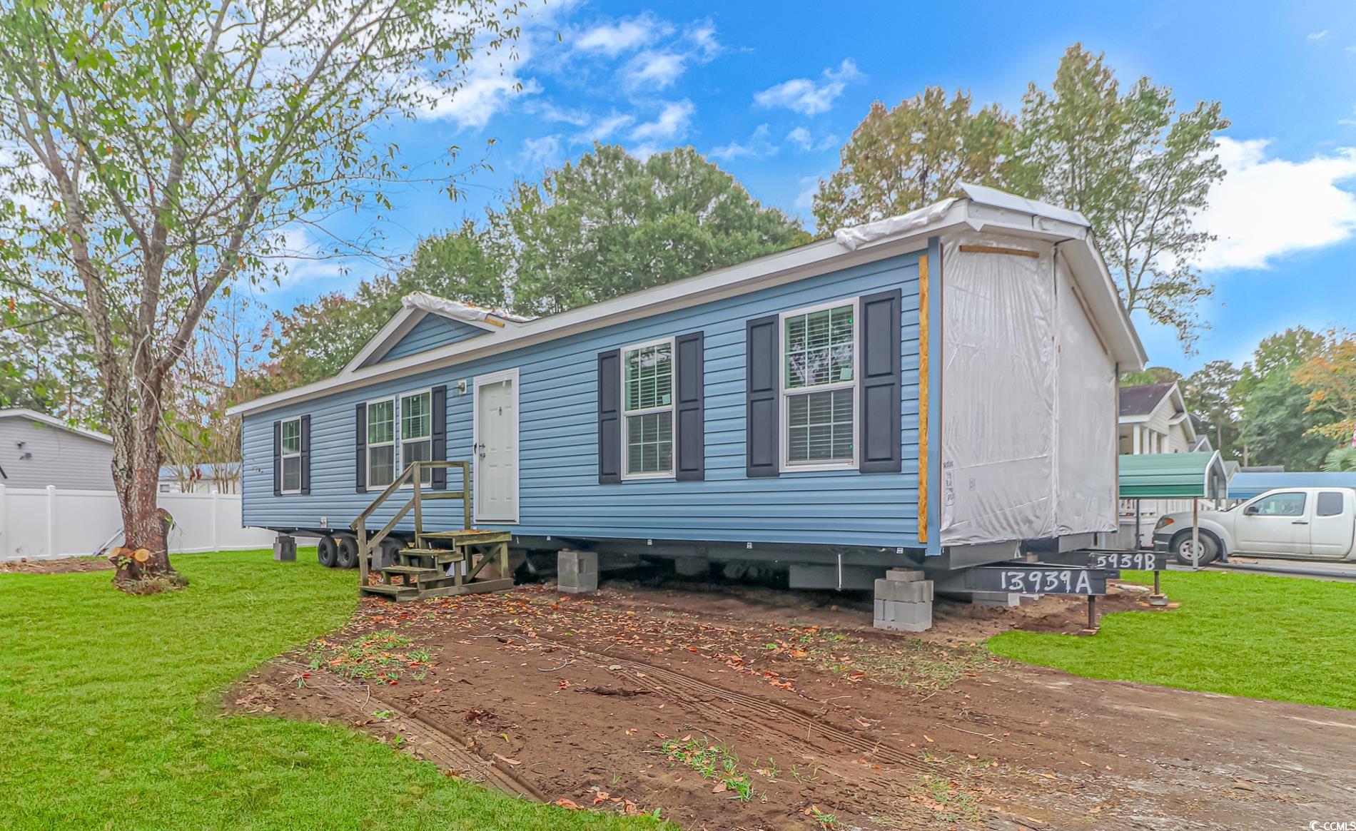 Manufactured / mobile home featuring a front lawn