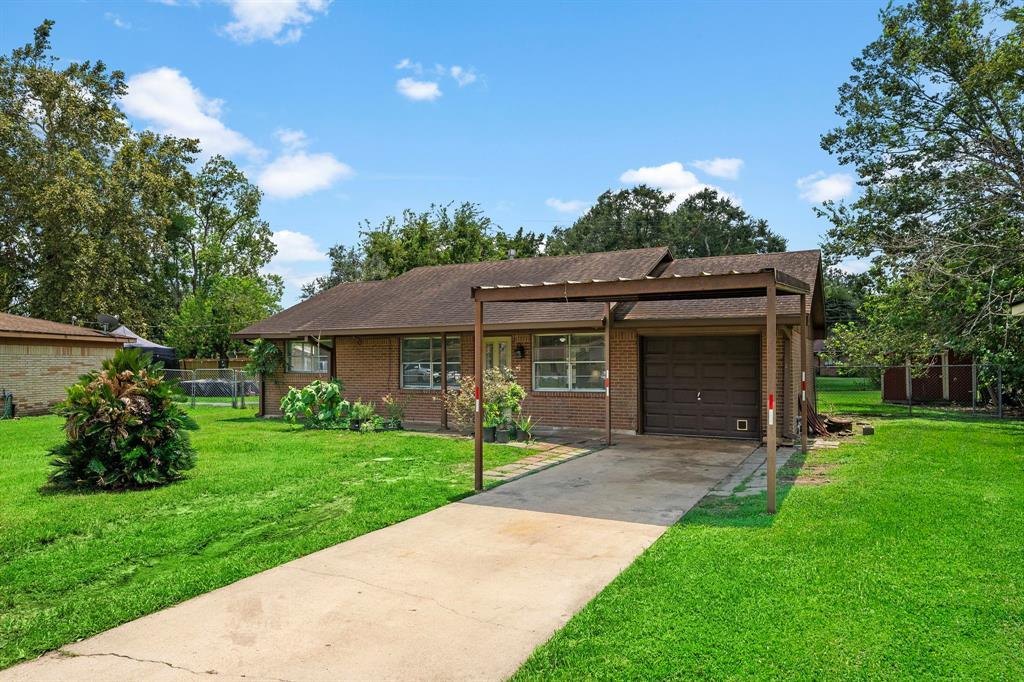 a view of house with a yard