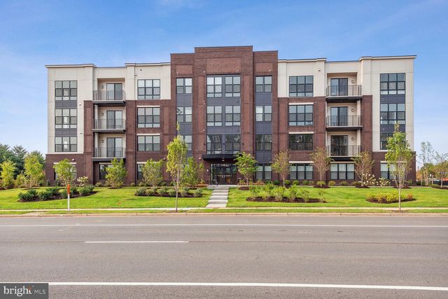 $649,000 | 43804 Trackside Terrace, Unit 2O3 | Ashburn