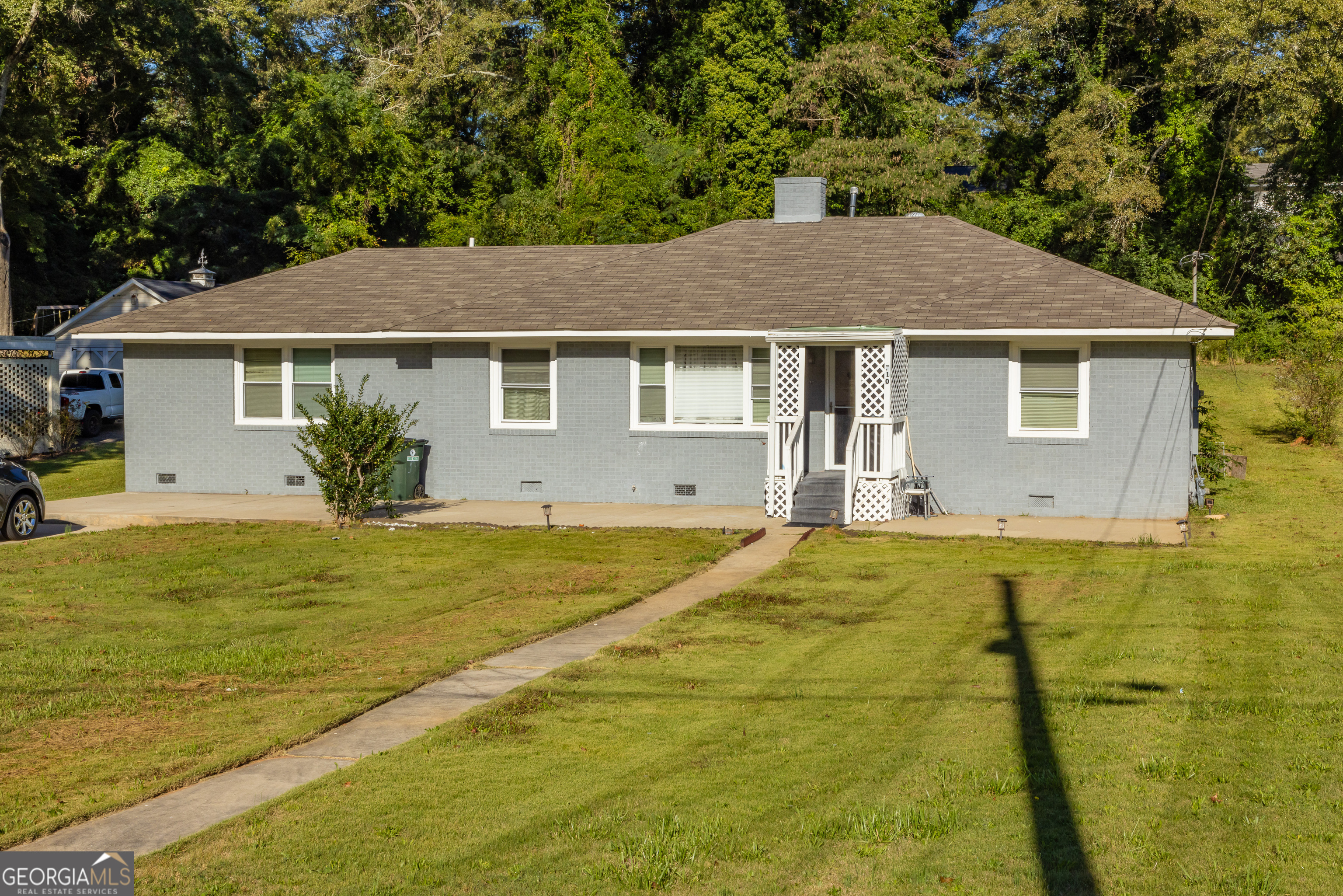 a view of a house with a yard