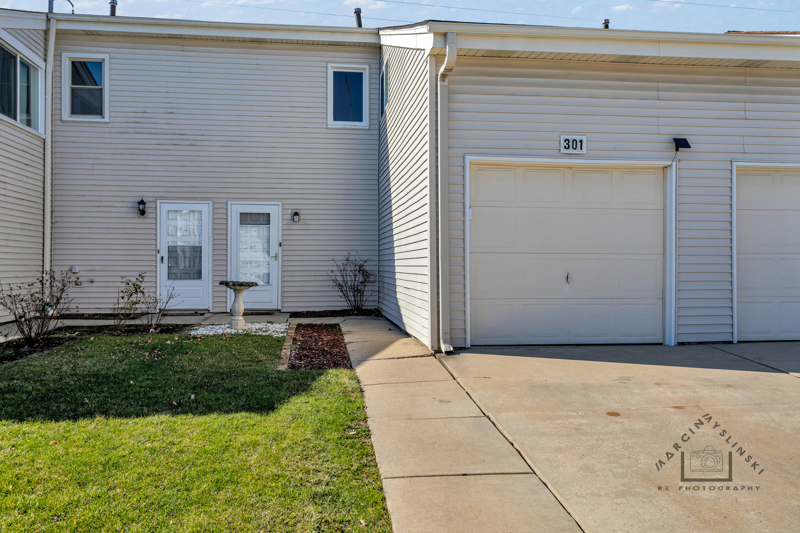 a view of a house with backyard