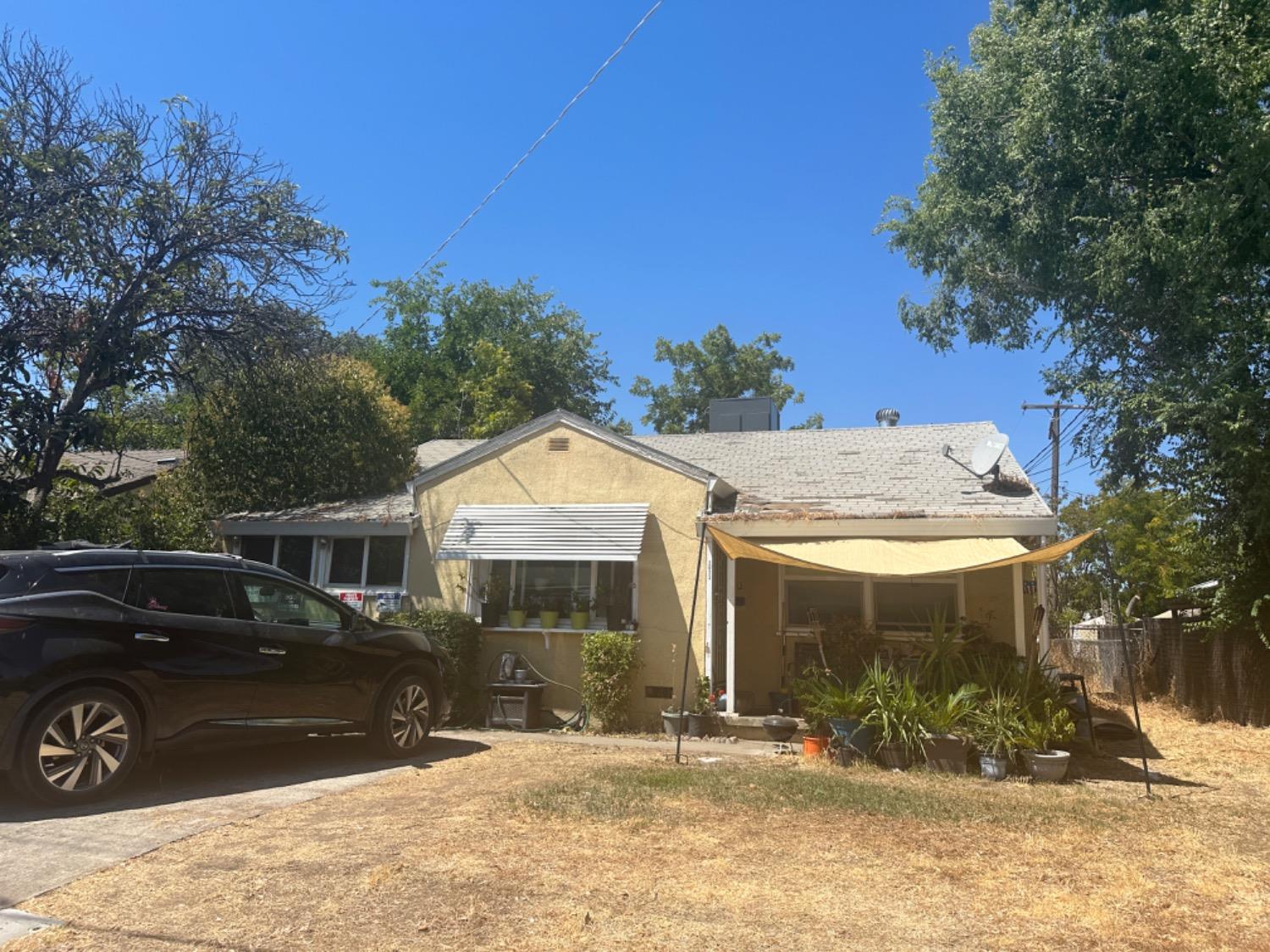 a view of a house with a yard