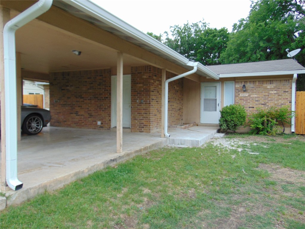 a view of a back yard of the house