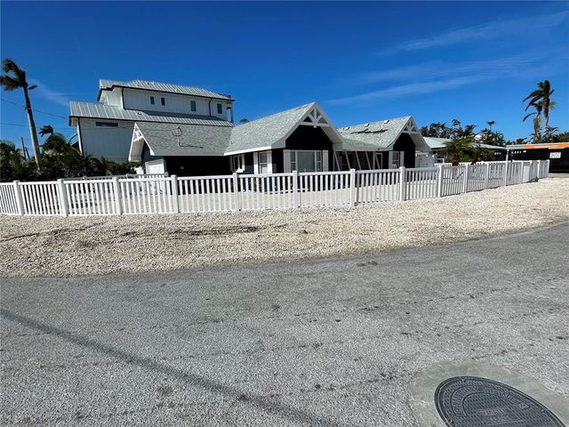 $999,000 | 237 South Harbor Drive | Holmes Beach