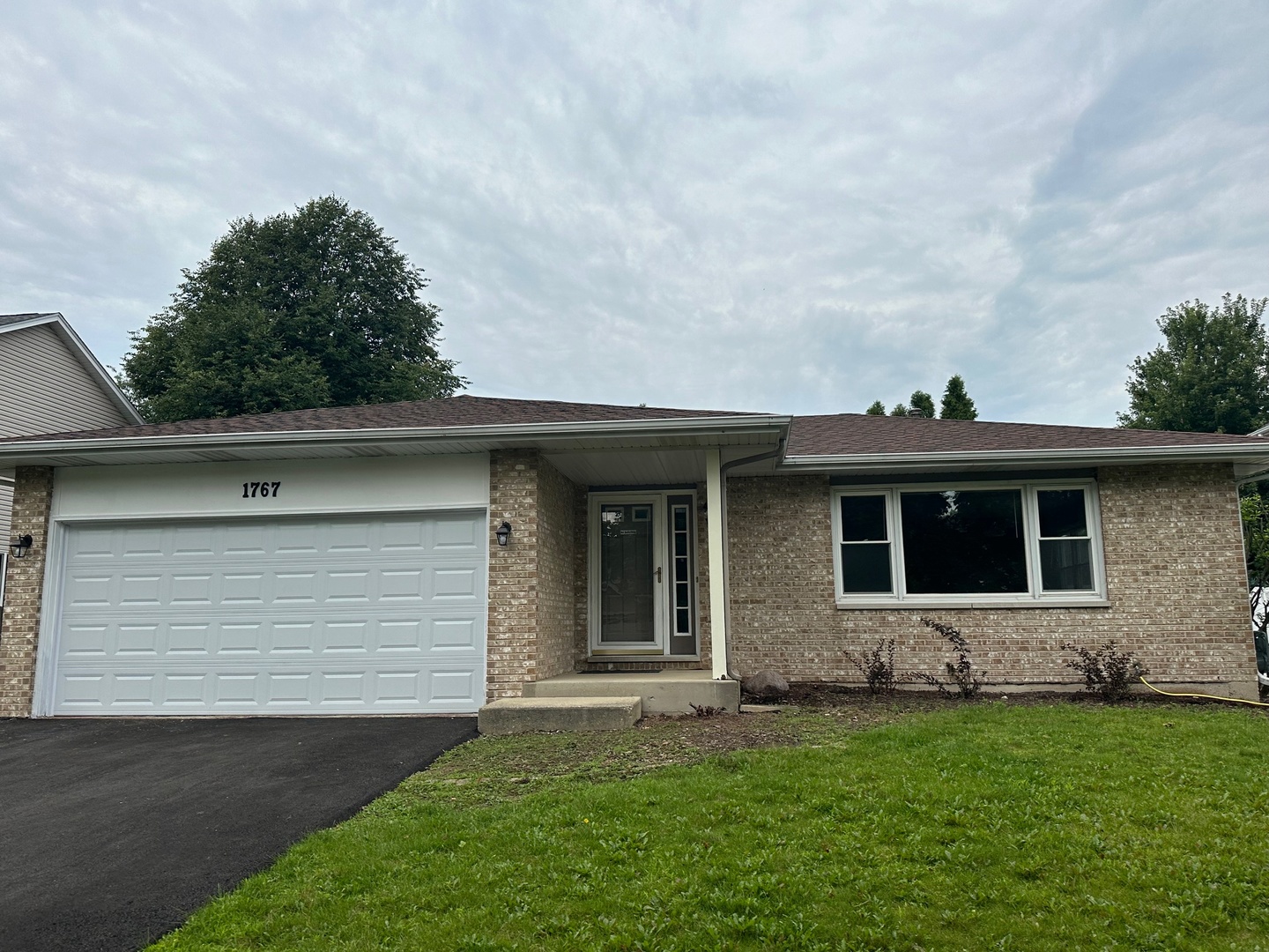 a view of front of a house with a yard