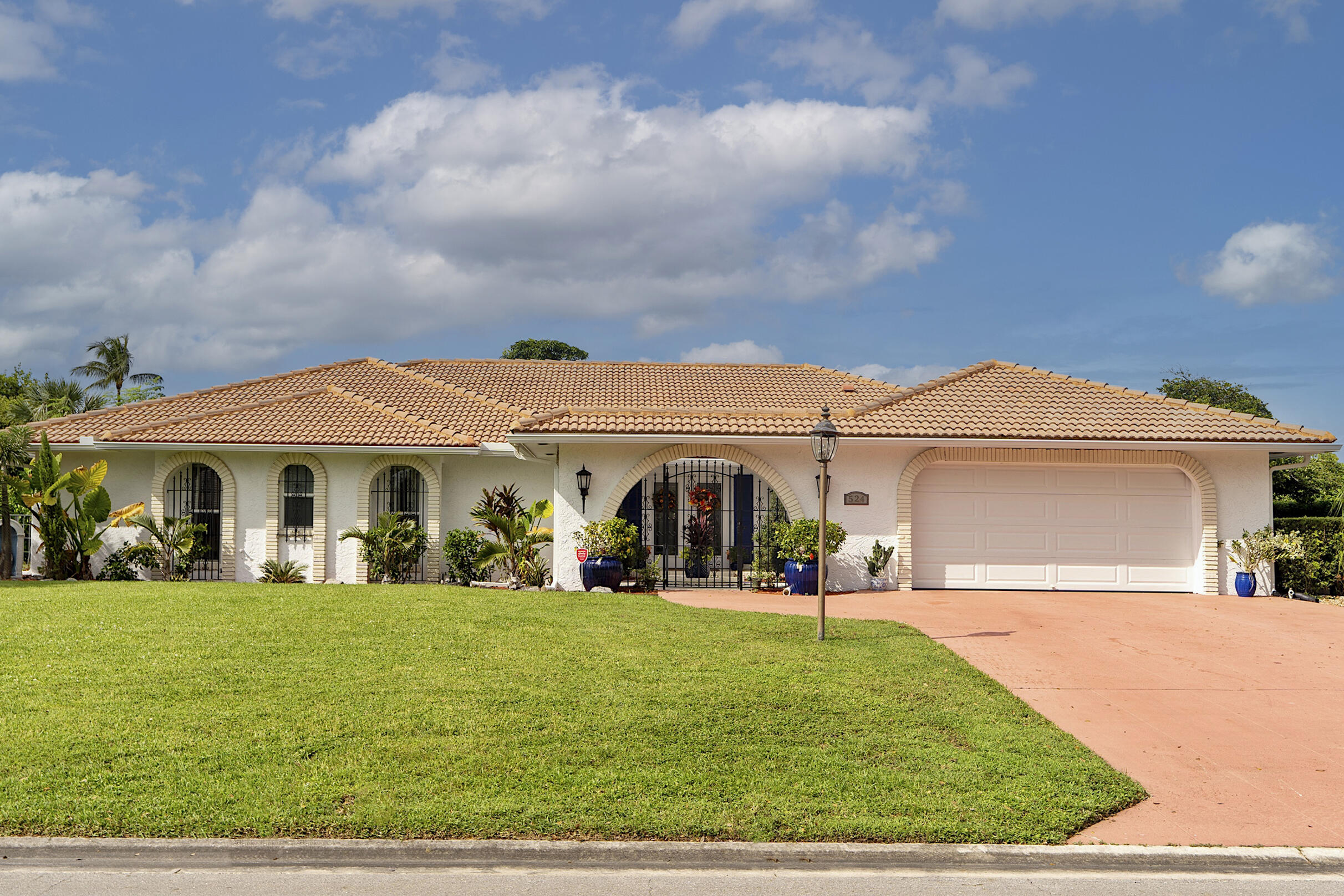 a view of a front of house with yard