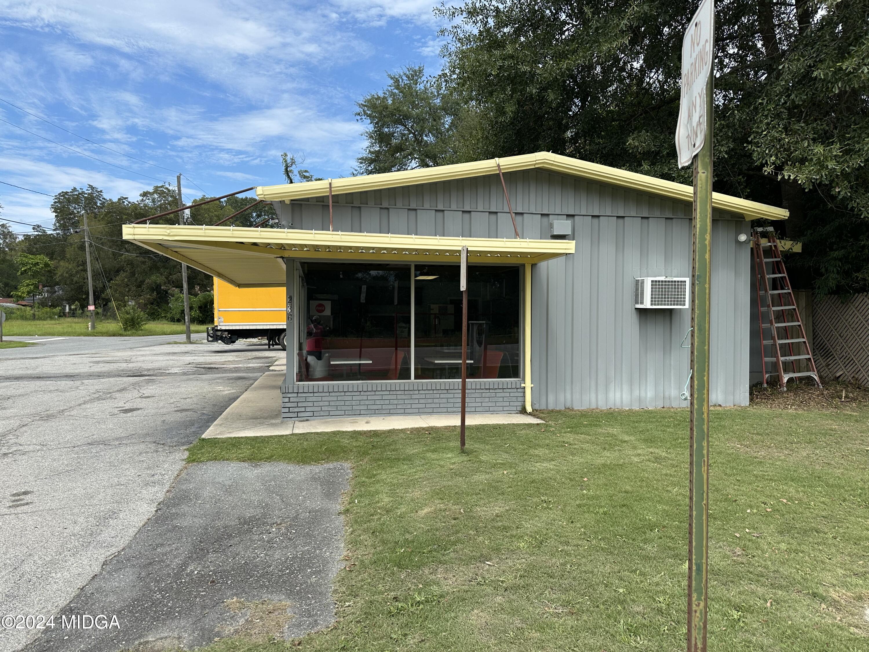 a view of a house with a yard