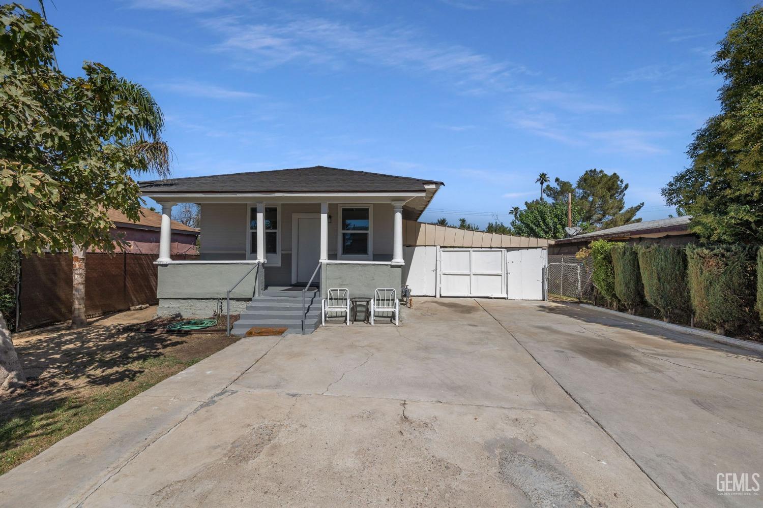 a view of a house with backyard and sitting area