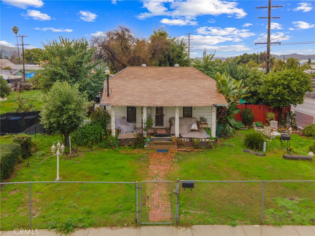 a view of a house with backyard