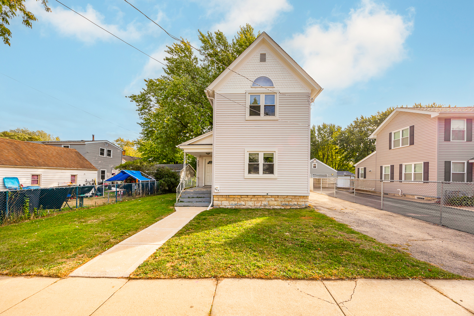 a view of a house with a yard