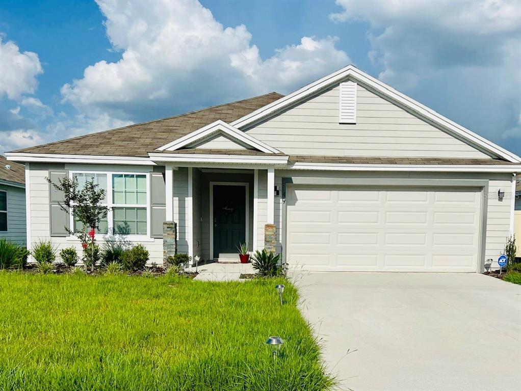 a view of a house with backyard