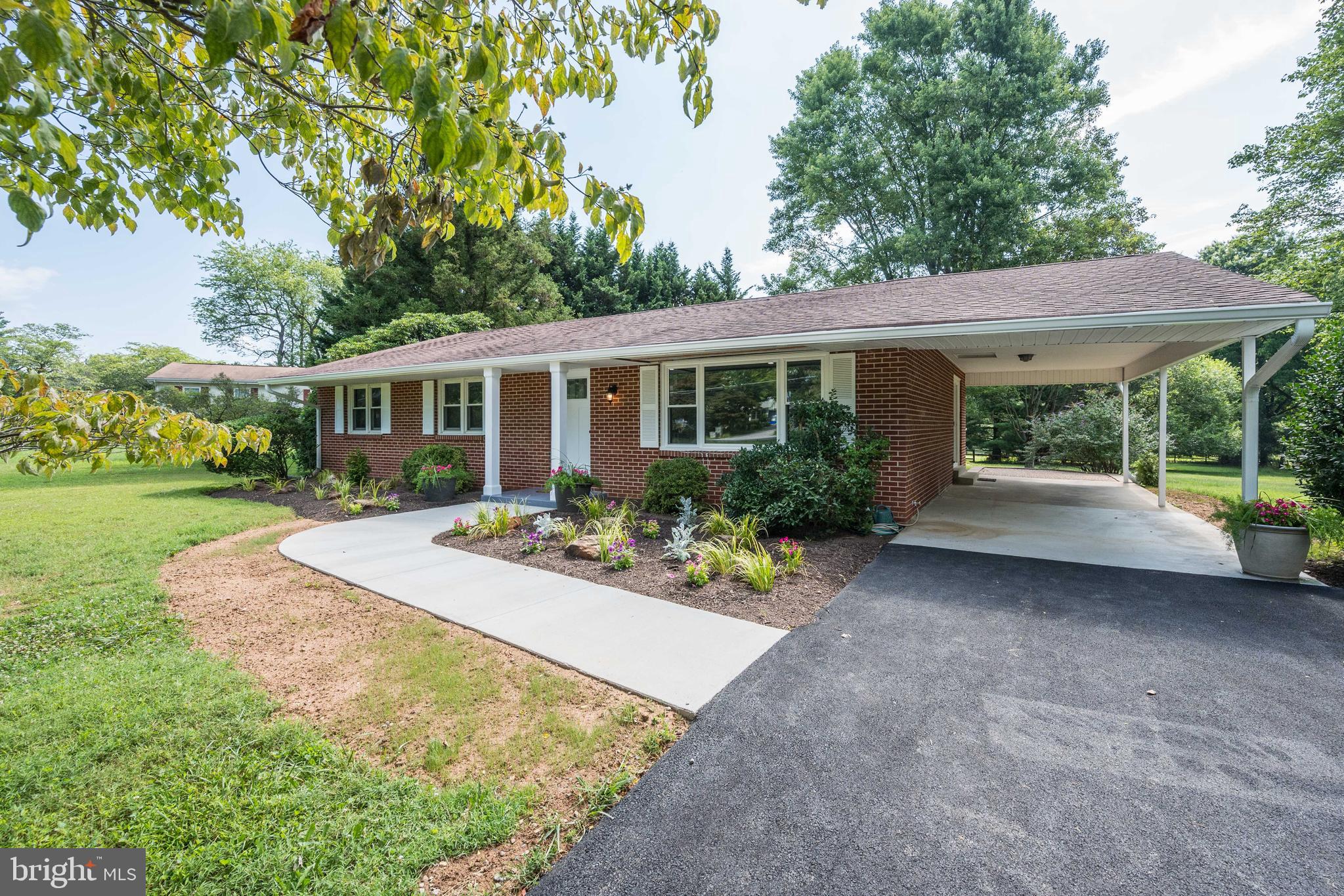 a view of a house with backyard and porch