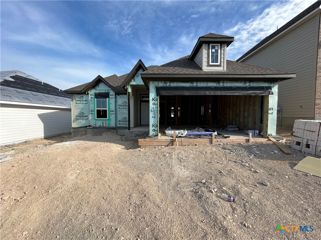 a view of a house with backyard and porch