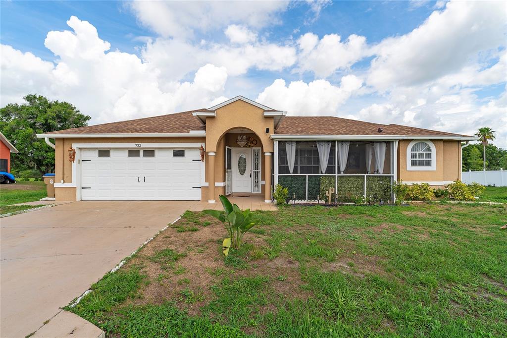 a view of a house with backyard and garden