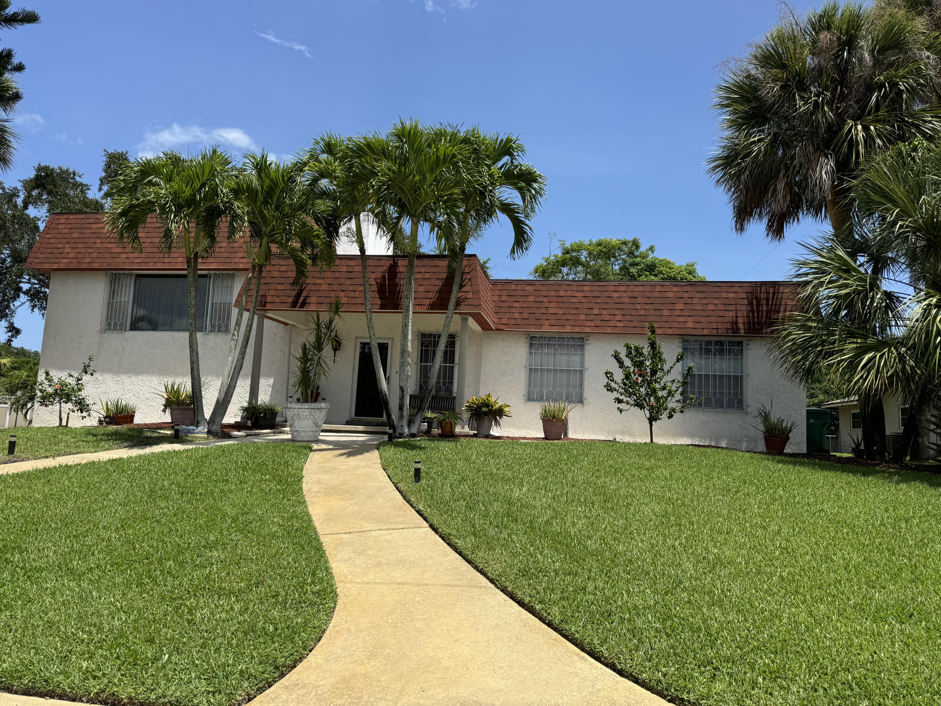 a view of a house with a yard