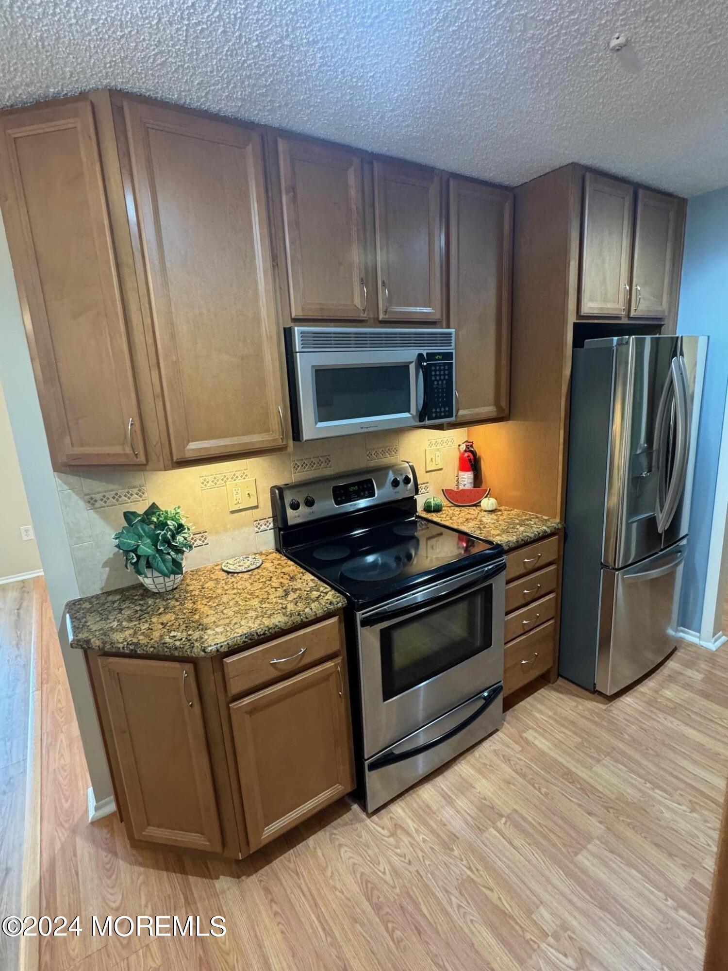 KItchen Cabinets and Appliances