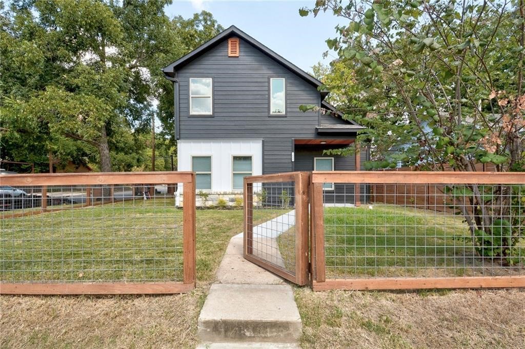 a view of a house with backyard