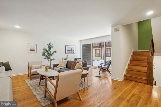 $3,200 | 1124 1/2 Lombard Street | Washington Square West