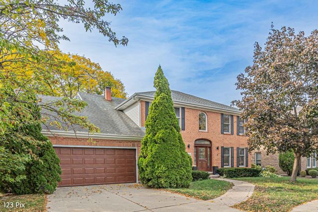 $729,900 | 2604 North Chapel Hill Drive | Arlington Heights