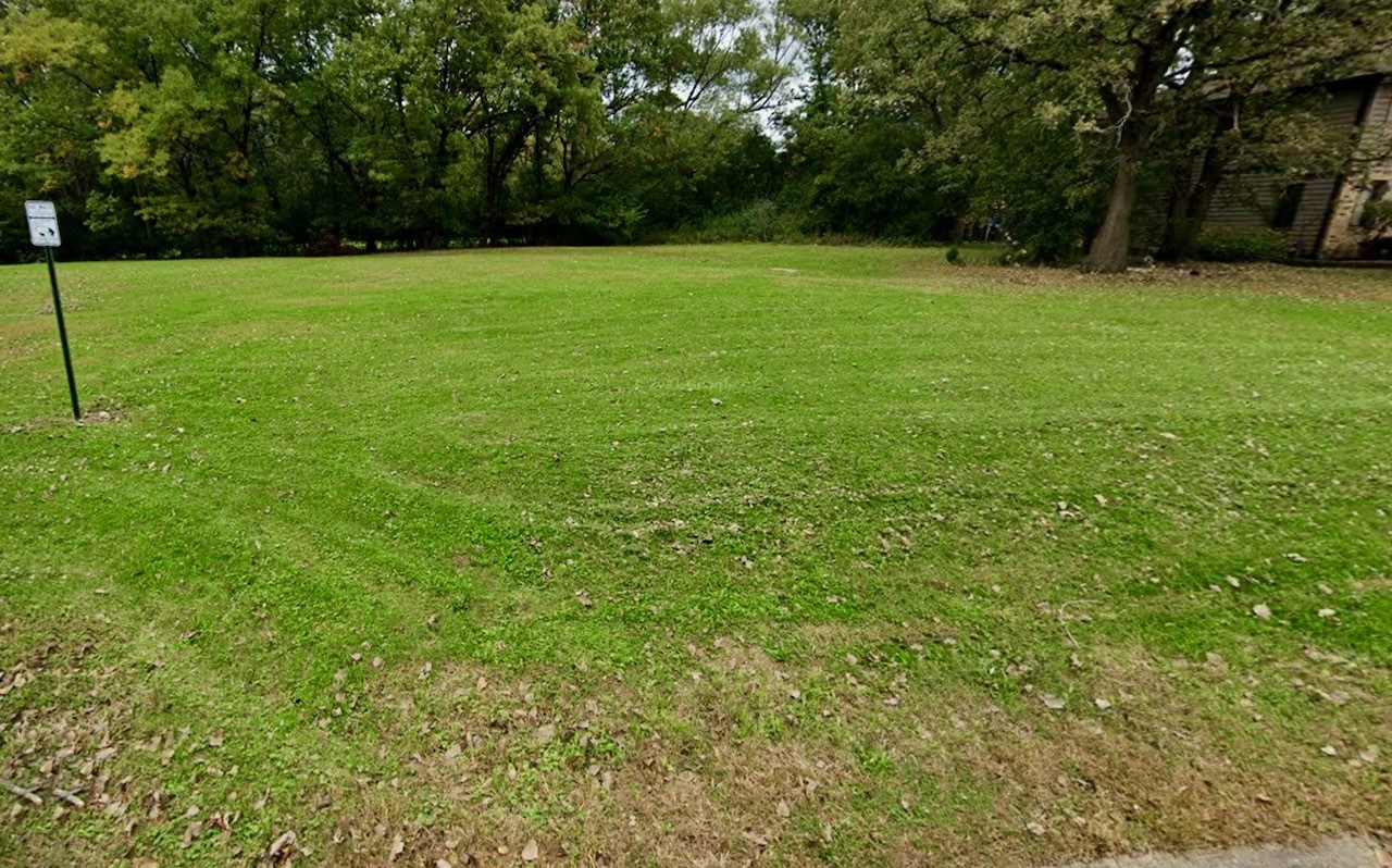 a view of yard with grass