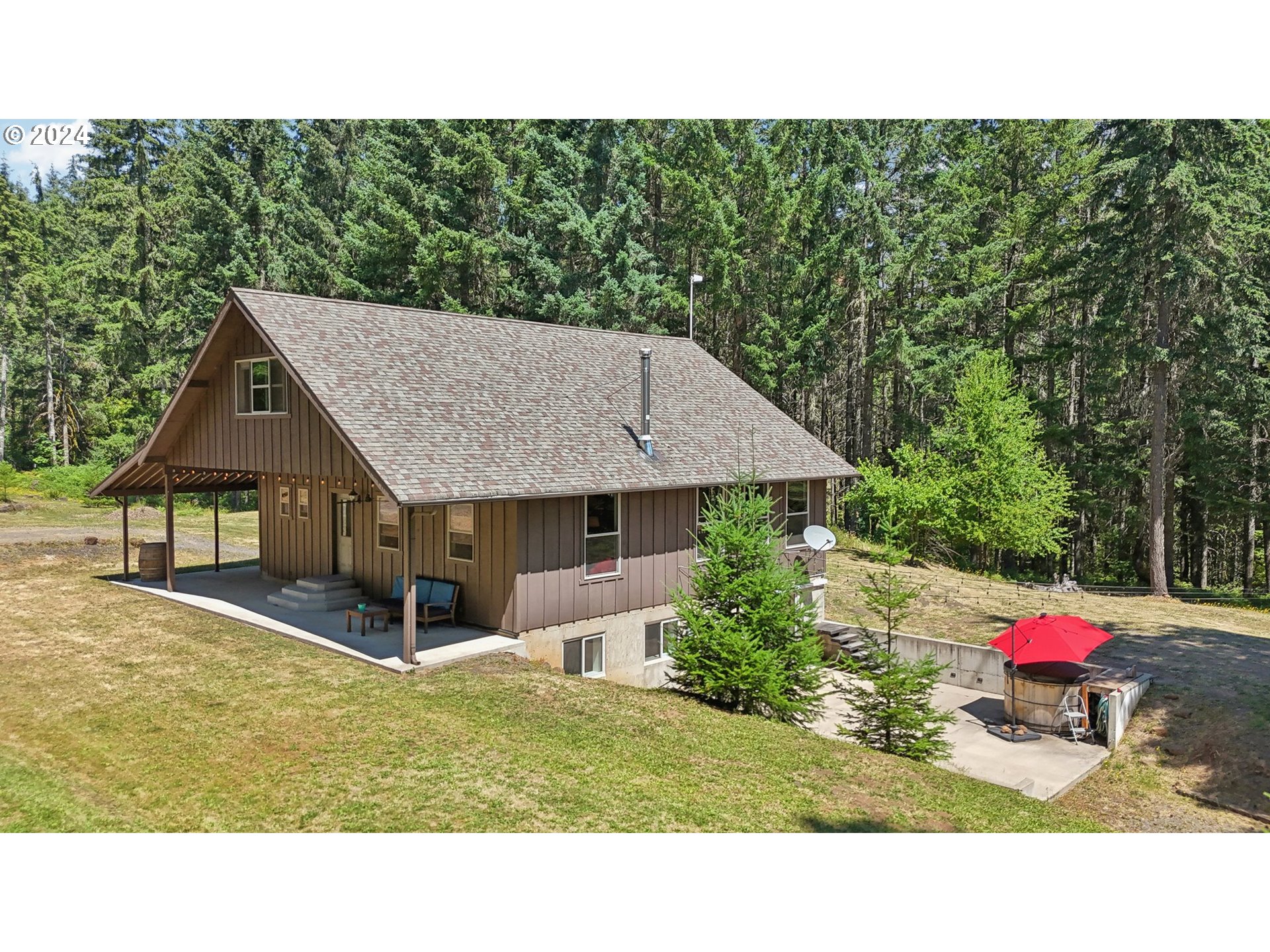 a view of a house with a backyard